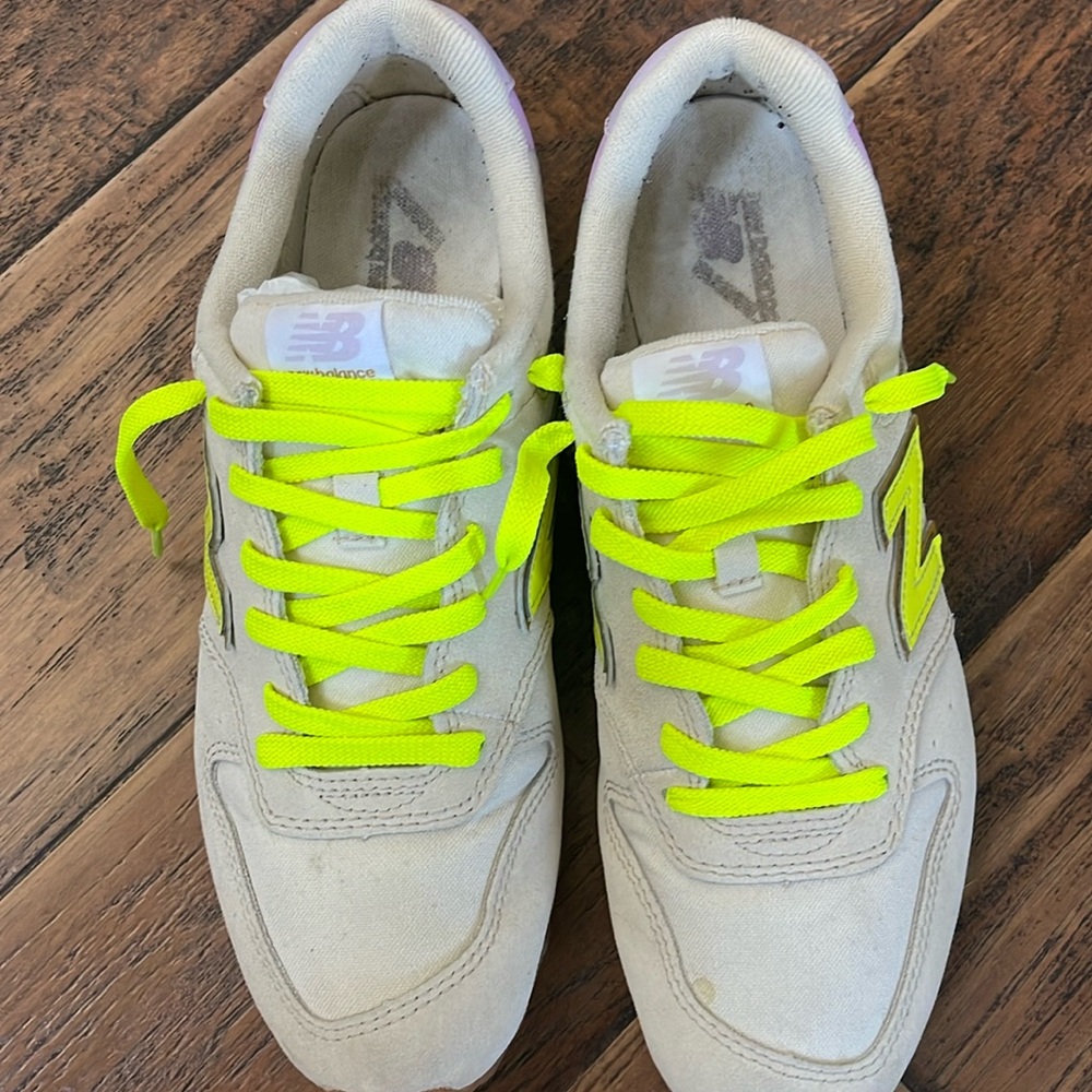 New Balance 696- Size 9.5. Perfect Summer Casual☀️